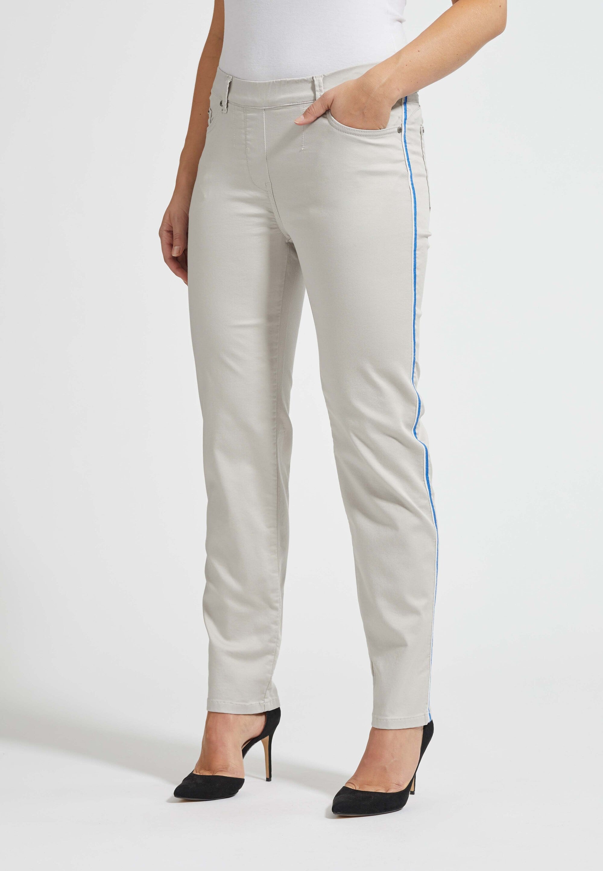 LAURIE  NewYork-pi Regular - Short Length Trousers SLIM 25107 Grey Sand